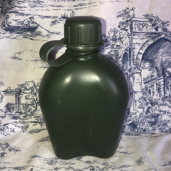 AUTHENTIC US Military 1 QUART PLASTIC CANTEEN. - Picture 2 of 5